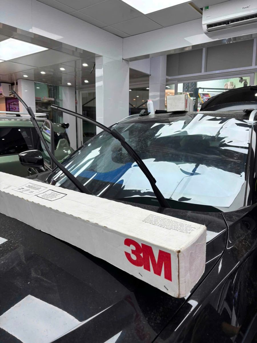 Phim cách nhiệt 3M đang được thi công trên kính xe
