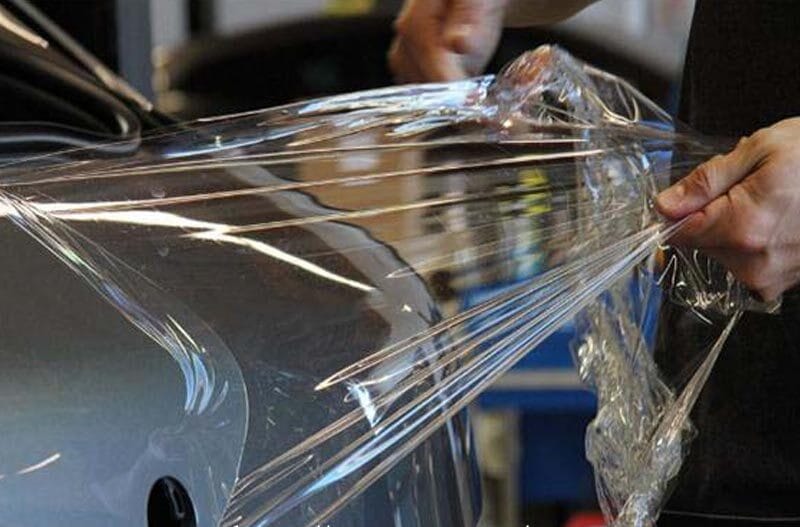 Thi công kéo và định hình dán PPF trên bề mặt sơn ô tô