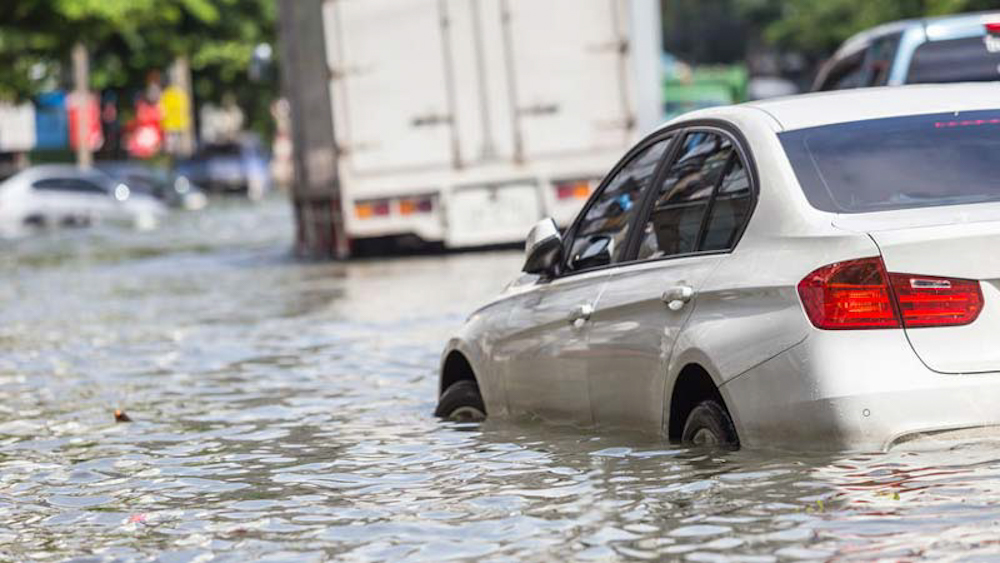 cách nhận biết xe ô tô bị ngập nước hoặc thuỷ kích trong mùa mưa 